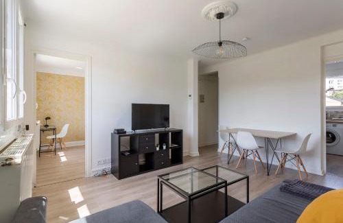 Pierre-Benite Apartment | Bright apartment - South Lyon close to all amenities