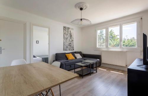Pierre-Benite Apartment | Bright apartment - South Lyon close to all amenities
