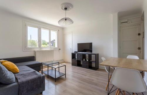 Pierre-Benite Apartment | Bright apartment - South Lyon close to all amenities