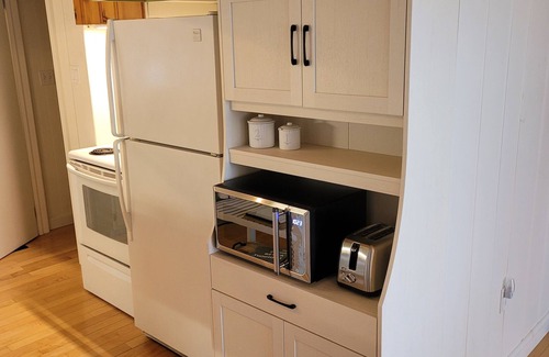 Ashfield-Colborne-Wawanosh House | Bright beach house, white sand & stunning sunsets!