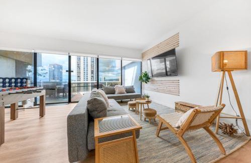 Downtown Honolulu Apartment | Bright Beach Style Condo Steps to Pool, Hot Tub and Parking