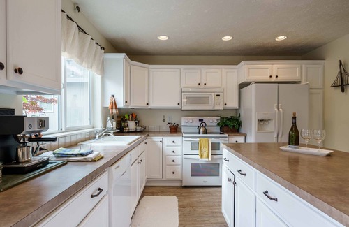 Gresham House | Bright Charming Home Central to Mt. Hood, the Gorge, Hood River and Vineyards