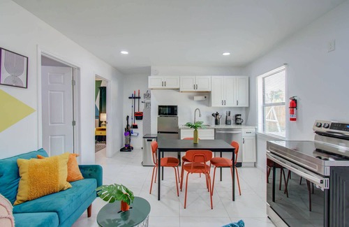 Greater East End Apartment | Bright & Cheerful 2-BD,1-BA Home by Buffalo Bayou