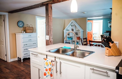 Port Dover House | Bright, clean, central to downtown Dover. Short walk to shops, pier and beach.