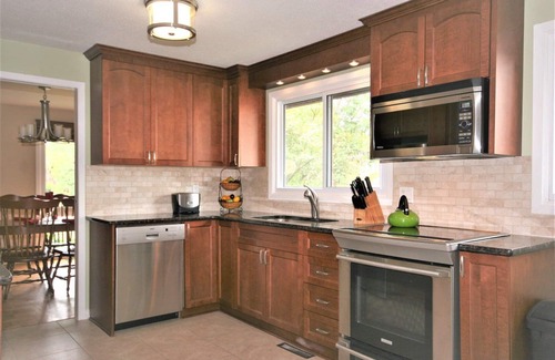 Ottawa Division House | Bright, clean, comfortable, well maintained home