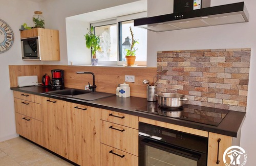 Mee Cottage | Bright cottage for 6, ping-pong, hiking, near Craon