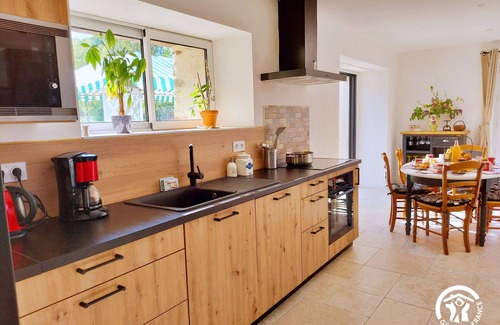 Mee Cottage | Bright cottage for 6, ping-pong, hiking, near Craon