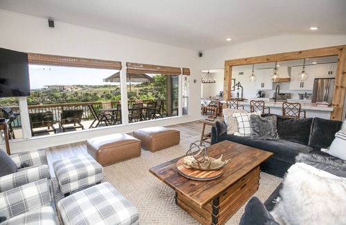 Lakeway House | Bright Cove Bungalow- Charming & Luxe Waterfront home located on Lake Travis