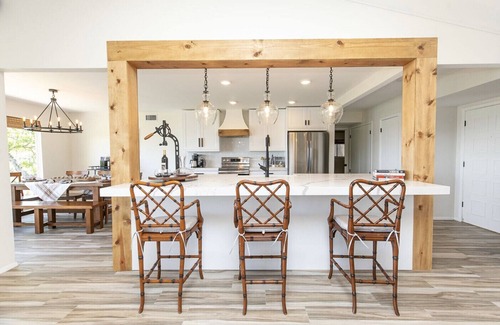 Lakeway House | Bright Cove Bungalow- Charming & Luxe Waterfront home located on Lake Travis