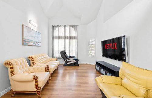 Valinda House | Bright Cozy Home w Full Kitchen Garage Backyard