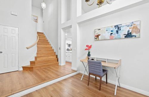 Valinda House | Bright Cozy Home w Full Kitchen Garage Backyard