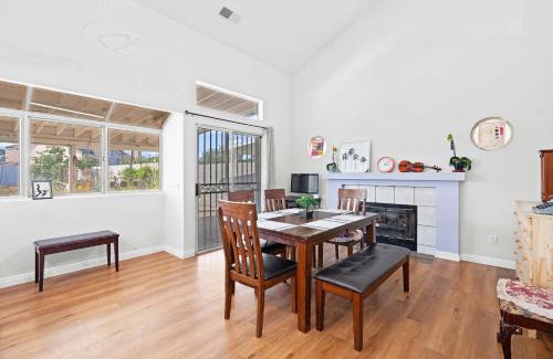 Valinda House | Bright Cozy Home w Full Kitchen Garage Backyard