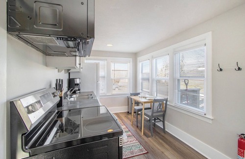 Kalamazoo Apartment | Bright & Cozy Retreat Private Entrance, Pets Welcome, Near Downtown Kalamazoo!