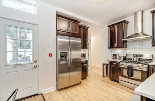 Northern Liberties House | Bright + Cozy! Sleeps 6! Fishtown Masterpiece! Free Street Parking!