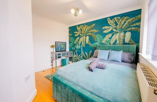 Riverside House | Bright & Elegant House Near City Centre and Stadium