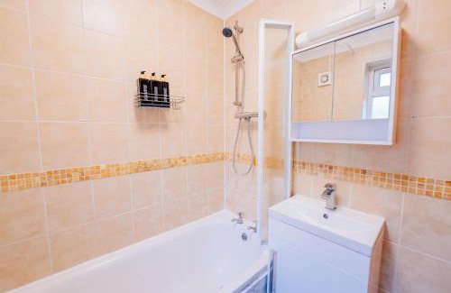 Riverside House | Bright & Elegant House Near City Centre and Stadium