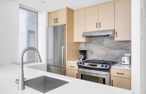Financial District Apartment | Bright FiDi 1BR w/W/D, Doorman, Elevator & Roof Deck, by Blueground