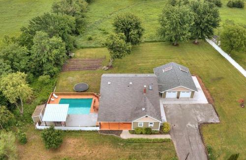 Hudson House | Bright Fun Four Bedroom Cabin with Pool