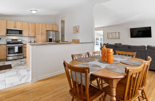 Rochester House | Bright "Mid-Century Modern" Ranch