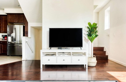 Milpitas Apartment | Bright Milpitas 2BR, nr BART, Mall & Highway Access, by Blueground
