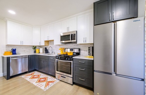 Davis Tract House | Bright & Modern 2BR Retreat– Stylish & Central