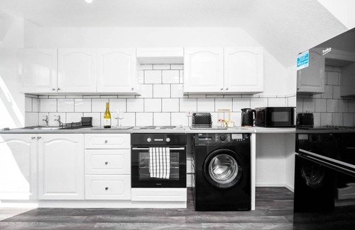 Stonnall House | Bright Modern Home near Birmingham