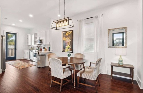 Milan House | Bright Modern House with Backyard 2br|2ba