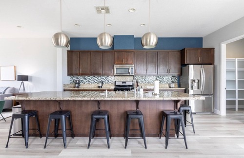 Newark House | Bright Newark 4BR w/Balcony, nr Dining & Trampoline Park, by Blueground