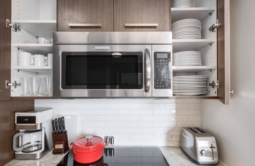 Bay Village Apartment | Bright + Open Back Bay 1BR w/Gym, near the Common by Blueground