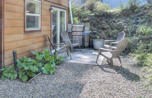 West Juneau House | Bright, open concept townhouse with gorgeous view of downtown Juneau!