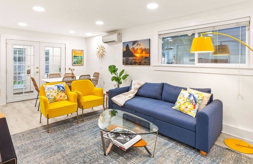 Greenwood House | Bright, Peaceful Retreat in Iconic Seattle Neighborhood