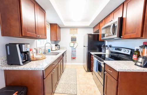 Bull Mountain Apartment | Bright*Private*Stylish 2BR Flat W/Fenced Yard Near Washington Square