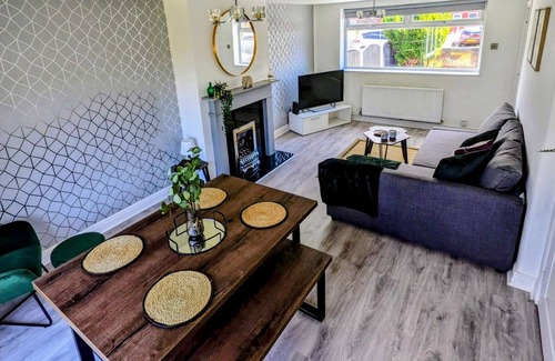 Huyton House | Bright, Spacious 3 Bed Home with Parking & WiFi