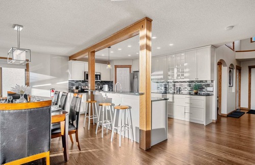 Edgemont House | Bright & Spacious 5-BR w/Ravine Views in Edgemont
