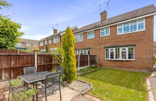 Arnold House | Bright & Spacious with Garden & Parking
