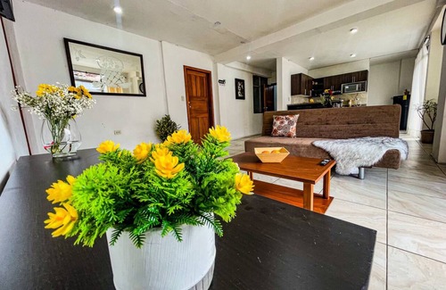 Cuenca Apartment | [Bright Suite] Free Wi-Fi + Netflix + Parking