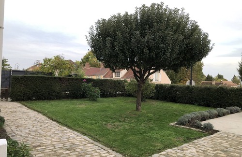 Montfort-l'Amaury Apartment | Bright sunny apartment on the ground floor with garden