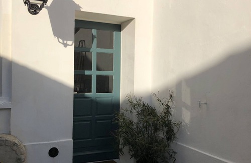 Montfort-l'Amaury Apartment | Bright sunny apartment on the ground floor with garden