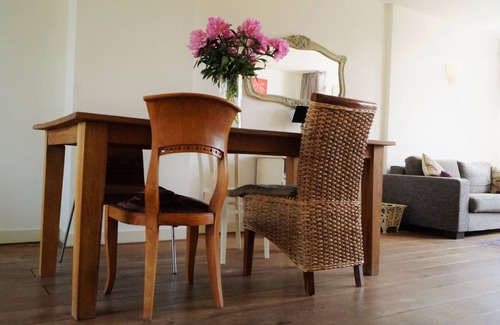 Oude Pijp Apartment | Bright, sunny two bdrm apartment walking distance to the canals of Amsterdam