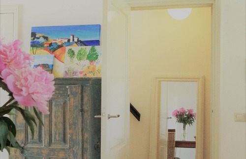 Oude Pijp Apartment | Bright, sunny two bdrm apartment walking distance to the canals of Amsterdam