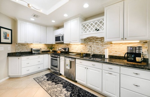Las Ventanas House | Bright Tucson home near golf & hiking with pool & spa - 30-night stay min.