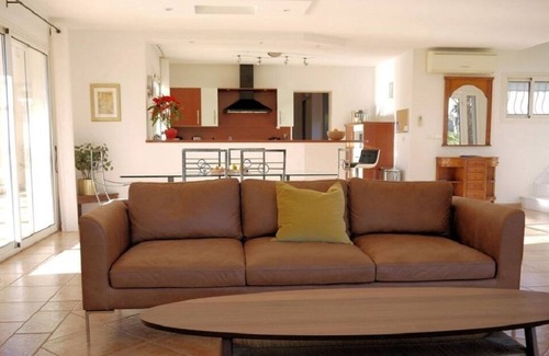 Neffies Villa | Bright Villa, Large Villa with swimming pool near Pezenas.