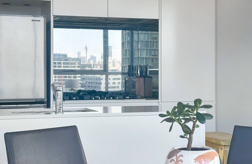Waterloo Apartment | Bright Zetland Apartment with CBD Views and Fast Free WiFi