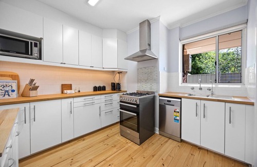 Brighton Apartment | Brighton Breeze Retreat - 1BR, parking, Wifi