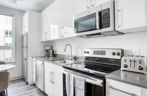 St. Elizabeth's Apartment | Brighton Studio w WD Gym nr T Shops Dining BOS-432