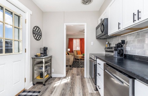 Dubuque House | Broadlawn Bungalow - 2BR/1 Bath w pullout