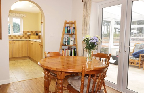 Carey Cottage | BROADWAY LANDS FARM, pet friendly, with hot tub in Little Dewchurch
