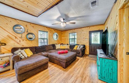 Broken Bow House | Broken Bow Cabin with Hot Tub and Game Room!