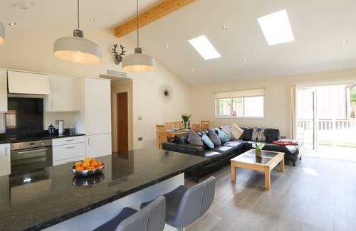 Otterburn Cottage | BROKEN-SKY LODGE, pet friendly, with hot tub in Otterburn