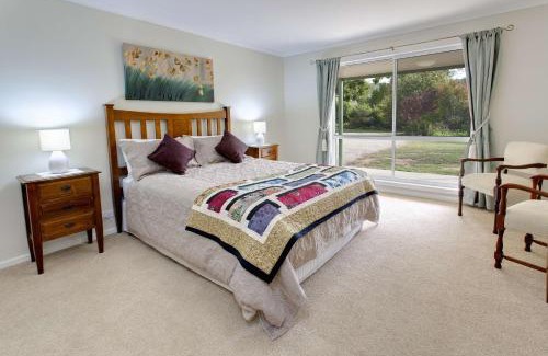 Myrrhee Villa | Brookfield Guest House